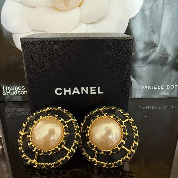 24K gold plated CHANEL vintage pearl Lambskin large clip on earrings - Picture 6 of 16